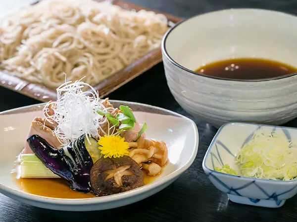 “Jindaiji soba kiyoshi”招牌菜单“Duck Seiro”，您可以享受鸭肉的原始味道